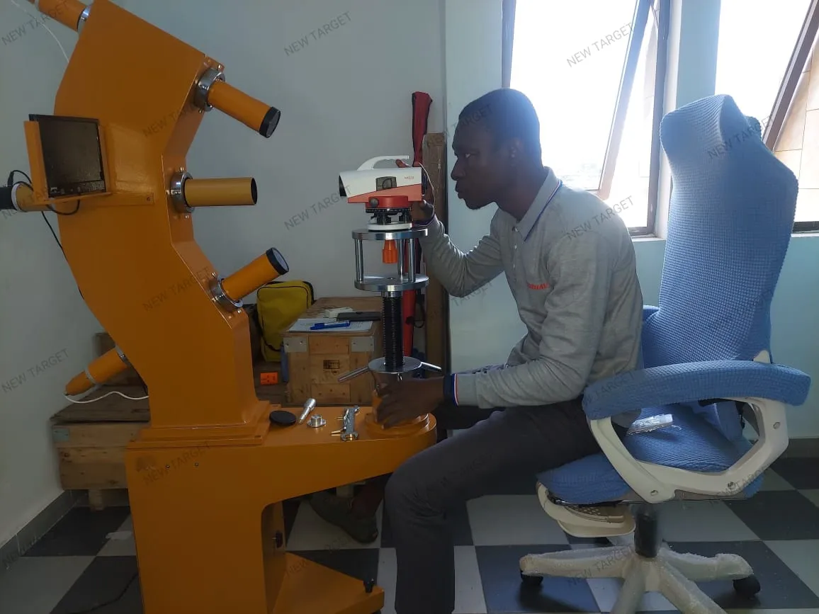 Technicien New Target en atelier, service après-vente d'instruments topographiques