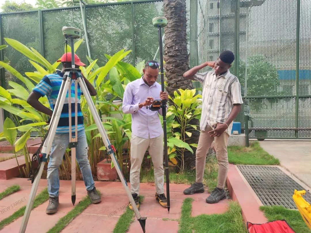 Équipe New Target en formation topographique terrain avec récepteurs GNSS RTK, Bénin